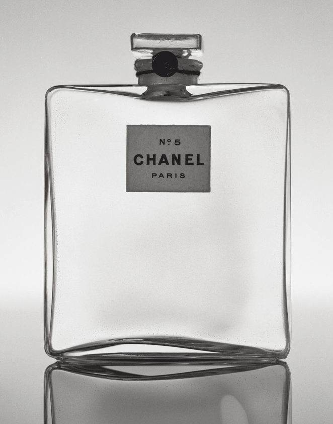 Le flacon original du parfum N°5 de Chanel vide