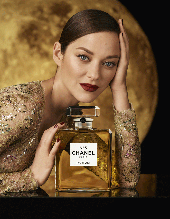 Marion Cotillard dans une publicité pour le parfum N°5 de Chanel