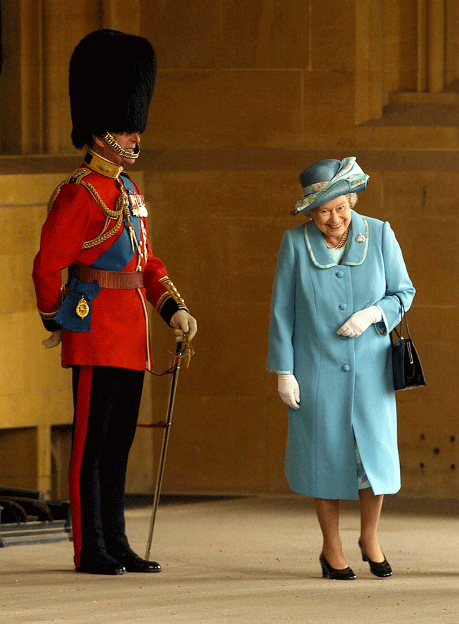 La reine Elisabeth II d'Angleterre passe devant son mari, le duc d'Edimbourg, prince Philip Mountbatten en grand uniforme