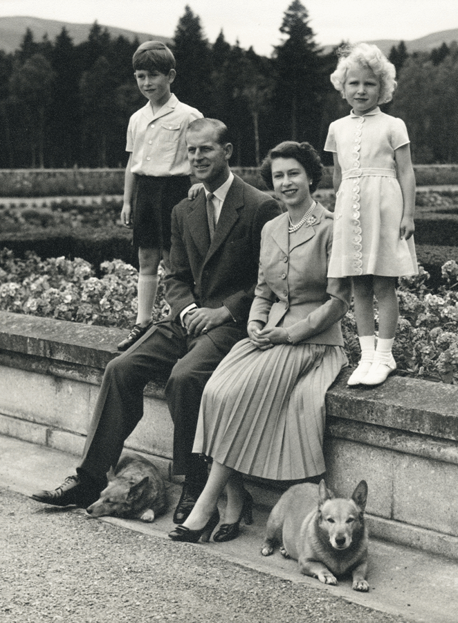 La reine Elisabeth II d'Angleterre et son mari, le prince consort Philip, et leurs enfants