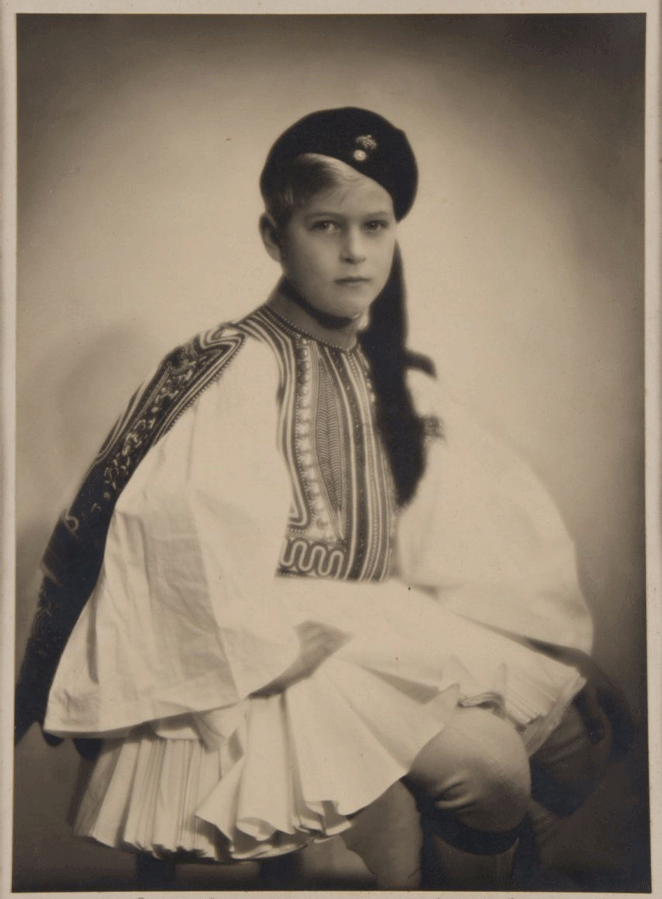 Le duc d'Edimbourg Philip Mountbatten, en tenue traditionnelle grecque