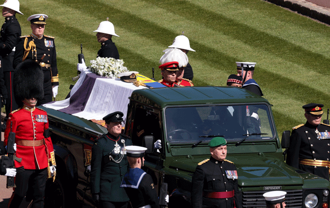 Le Land Rover corbillard transportant le cercueil du Prince Philip, duc d'Edimbourg