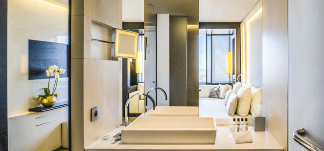 La salle de bain d'une chambre Panorama Deluxe de The Hotel à Bruxelles