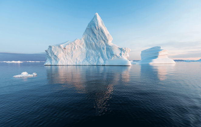 Un iceberg vu depuis le World Explorer, le nouveau bateau maritime des croisières All Ways