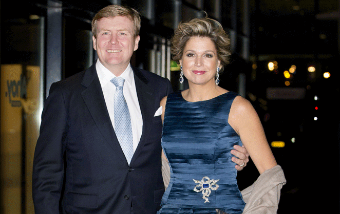 Le roi Willem-Alexander et la reine Maxima des Pays-Bas se tiennent pas la hanche en tenue de soirée