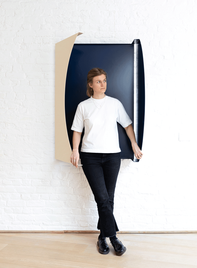 Portrait de l'artiste belge Lou van 't Riet devant l'un de ses triptyque exposé à la galerie Aliénor Prouvost