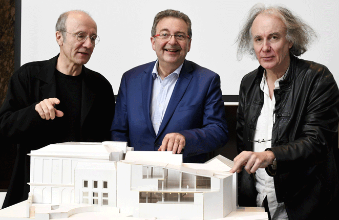 Philippe Geluck, Rudi Vervoort et Pierre Hebbelinck devant la maquette du bâtiment du musée du Chat