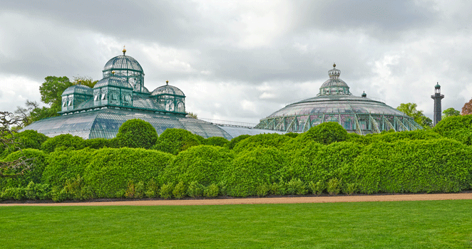Les serres roayles de Laeken vues depuis les jardins