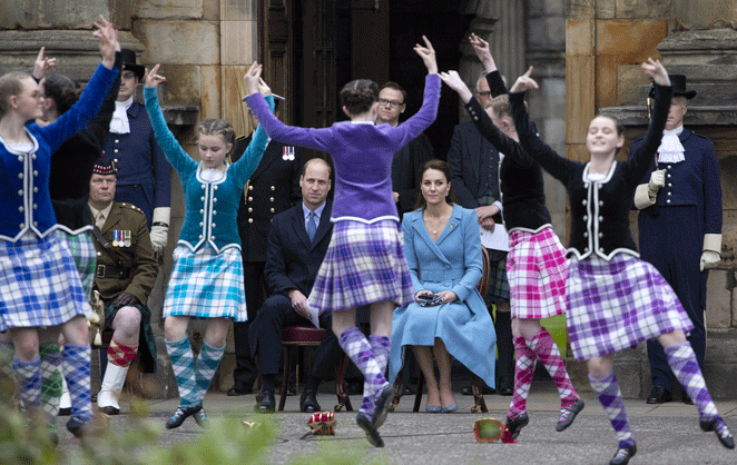 Le duc et la duchesse de Cambridge, William et Kate assistent à une danse traditionnelle écossaises 