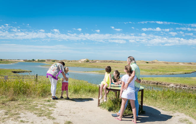 Une vue de la réserve naturelle du Zwin avec des touristes