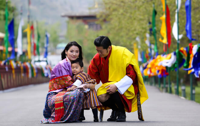 Le roi Jigme Khesar du Bouthan et son épouse la reine Jetsun Pema avec leur enfant