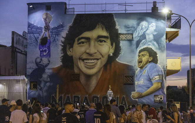 Un mur peint en hommage au footballeur Maradona