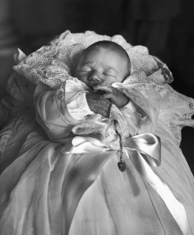 Le prince Philippe de Belgique, bébé, dans un berceau