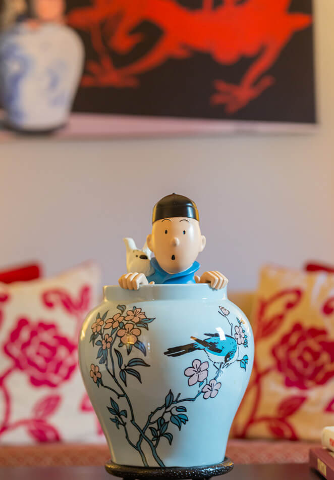 Une potiche renfermant une figurine de Tintin dans la suite de l'hôtel Amigo