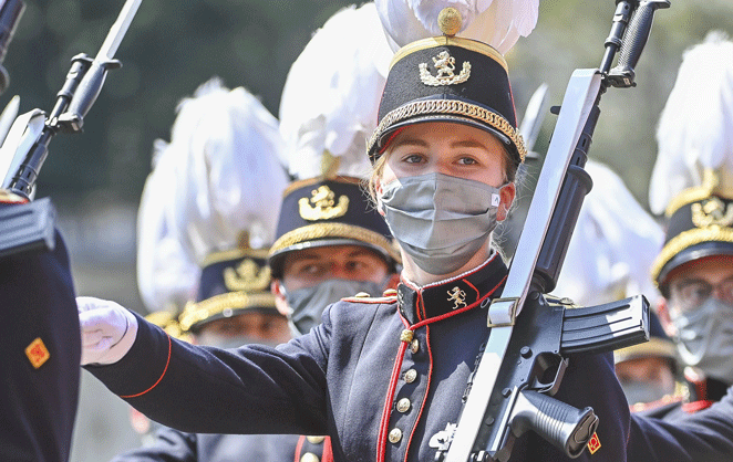 La princesse Elisabeth de Belgique défile en uniforme de cadet à l'occasion de la fête nationale de Belgique
