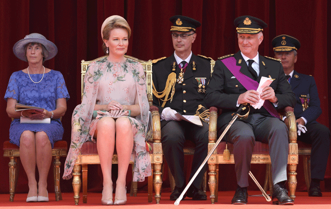 La reine Mathilde et le roi Philippe de Belgique dans la tribune pour le défilé militaire de la fête nationale belge