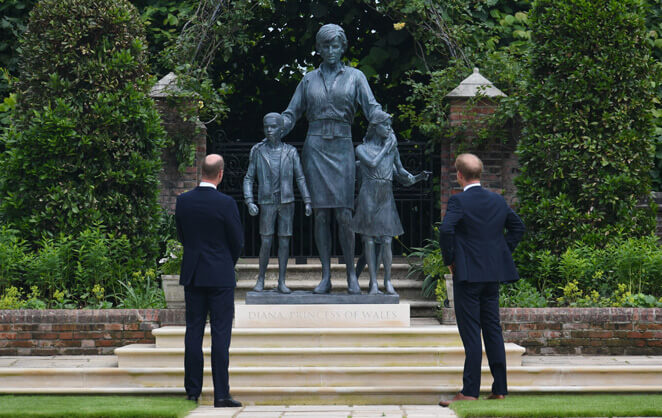 Les princes Harry et William d'Angleterre devant la statue représentant Lady Diana dans le parcs du palais de Kensington