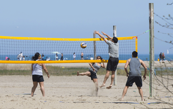 Une famille jouant au beach volley