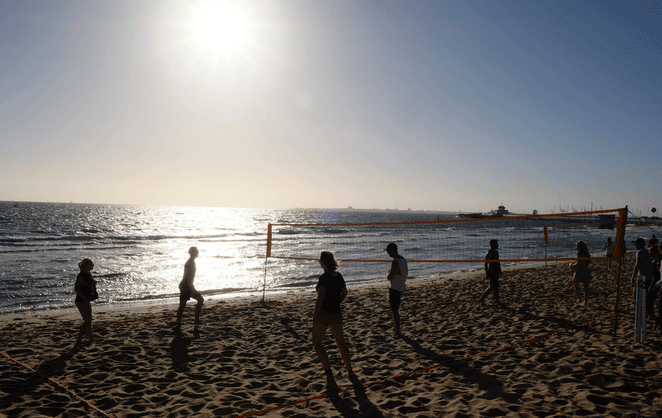 Un terrain de beach volley sur une plage