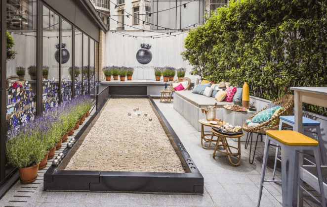 Le terrain de pétanque du Royal des Lices, la terrasse éphémère du palace Royal Monceau