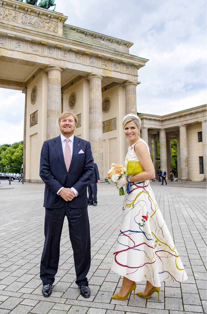 Maxime et Willem-Alexander des Pays-Bas devant la porte de Brandebourg