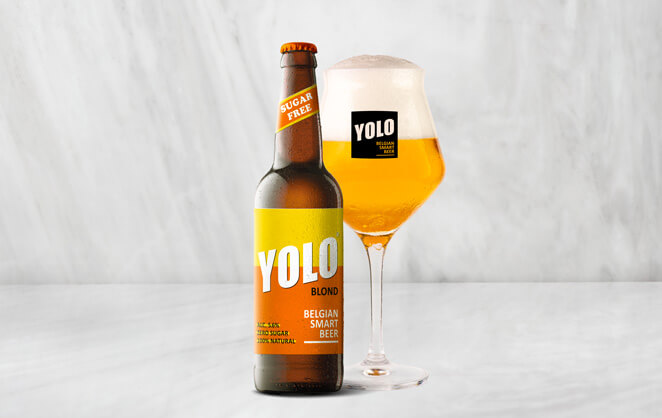 Une bouteille de bière Yolo et son verre