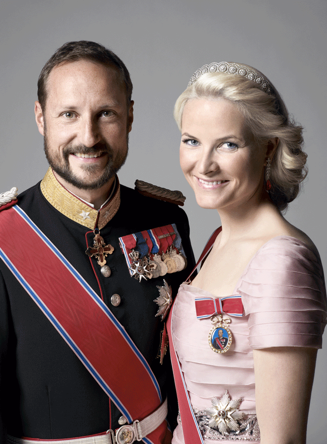 Portrait officiel du couple princier qui héritera de la couronne norvegienne, le prince Haakon et la princesse Mette-Marit 