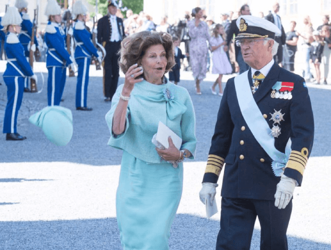 La reine Silvia décoiffée par le vent le jour du baptême du prince Julian de Suède