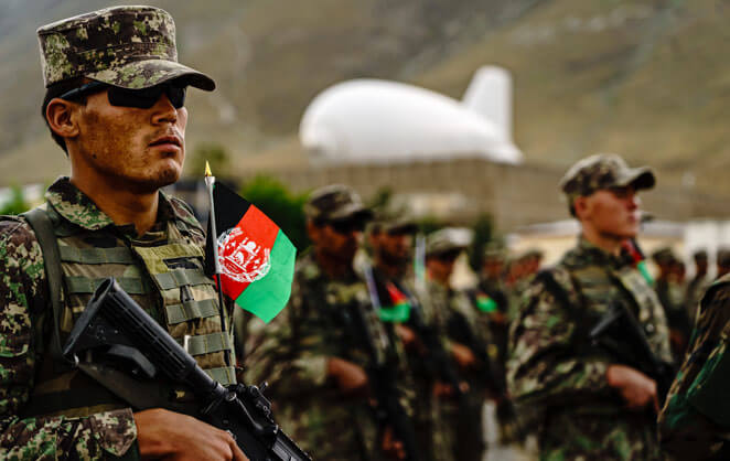 Des soldats de l'armée régulière afghanne