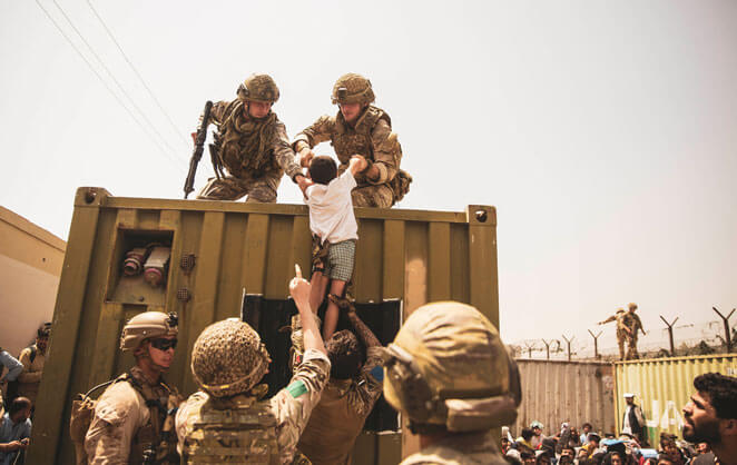 Les soldats américains chargent un civil afghan dans un camion