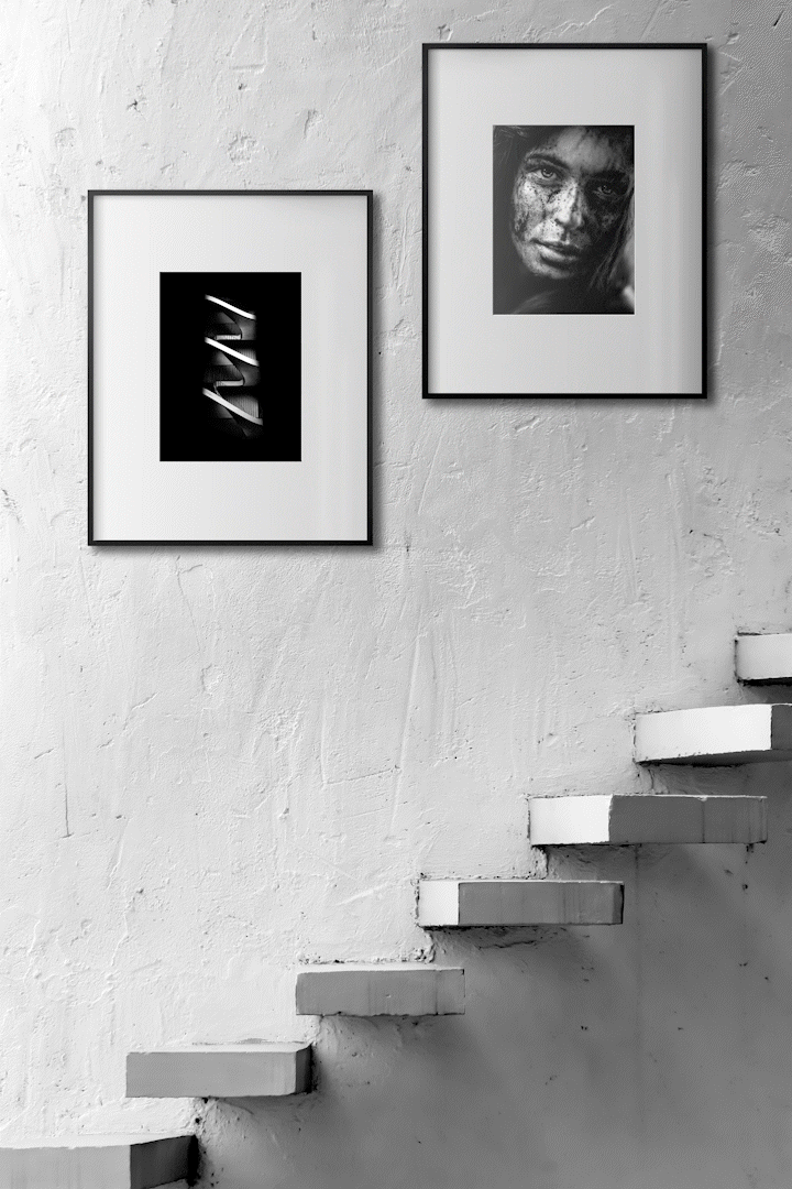 Des cadres d'art numérique Ionnyk accroché dans un escalier
