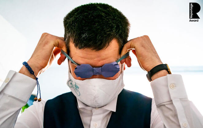 Un marié met son masque sanitaire avant son mariage, une photo d'Alexis Pauwels