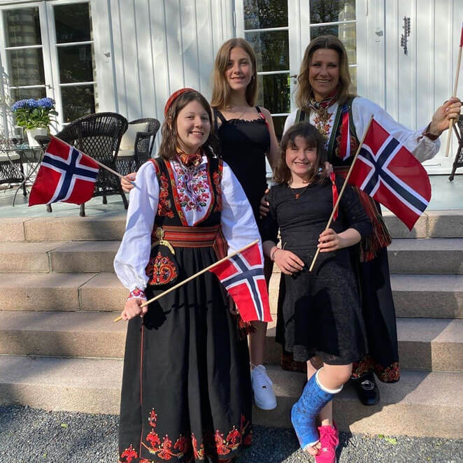 La princesse Martha-Louise de Norvège et ses trois filles