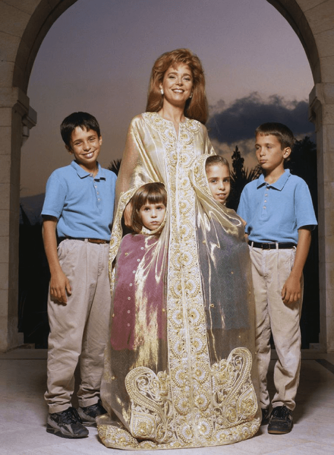 La reine Noor de Jordanie entourée de ses enfants