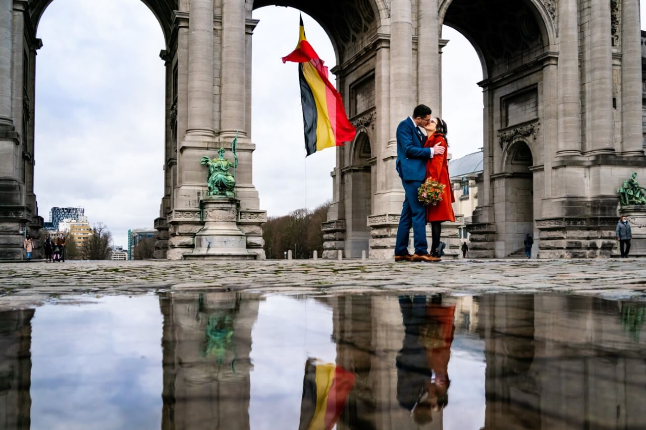 Des mariés s'embrassent devant l'objectif du photographe Alexis Pauwels