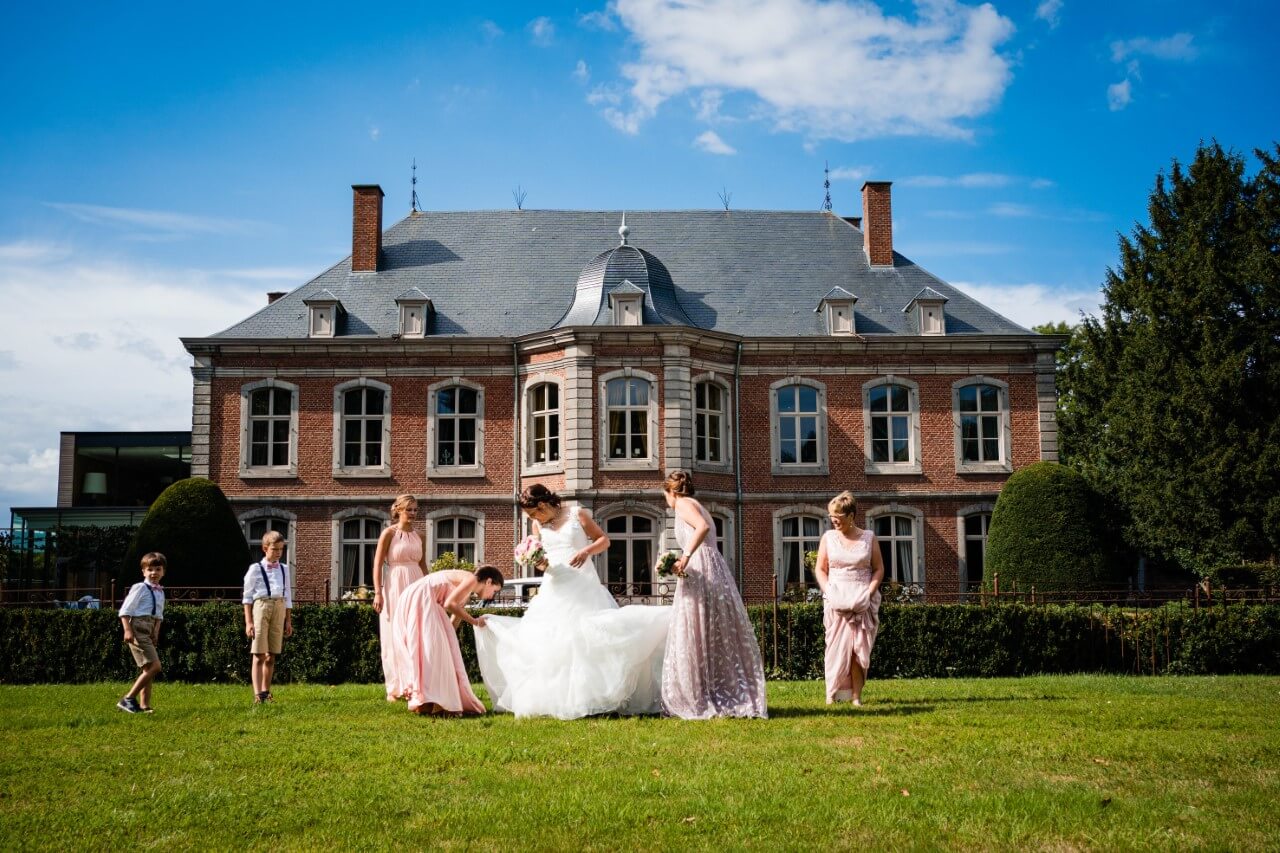 Des mariés devant un château, photo d'Alexis Pauwels