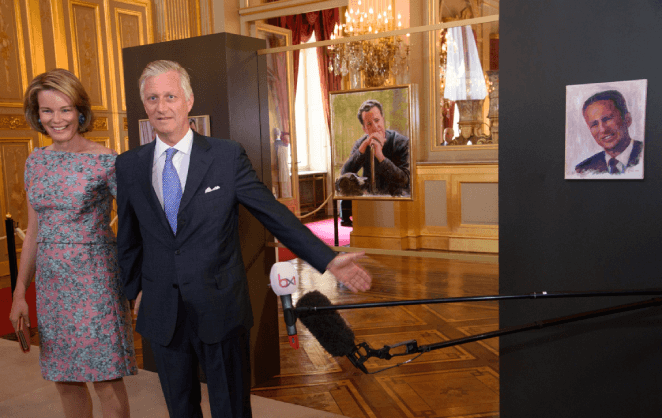 Le roi Philippe présente au palais royal ses portraits du roi Baudouin