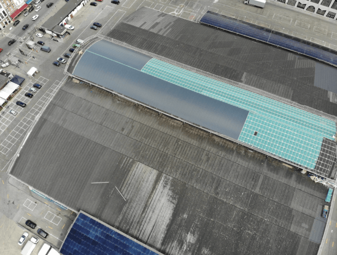 Les travaux de pose de panneaux solaires de SolarMarket par la startup Skysun sur les toits des abattoirs d'Anderlecth