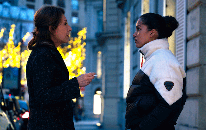 Esther(Nathalie Baye) discute dans la rue avec Jade (Lybna Khoudry)