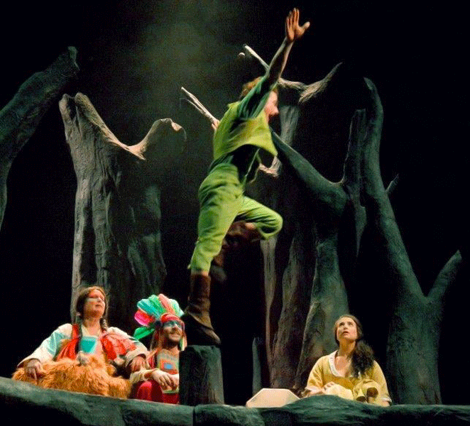 Peter Pan et les indiens dans le pièce de Thierry Janssen au Théâtre du Parc