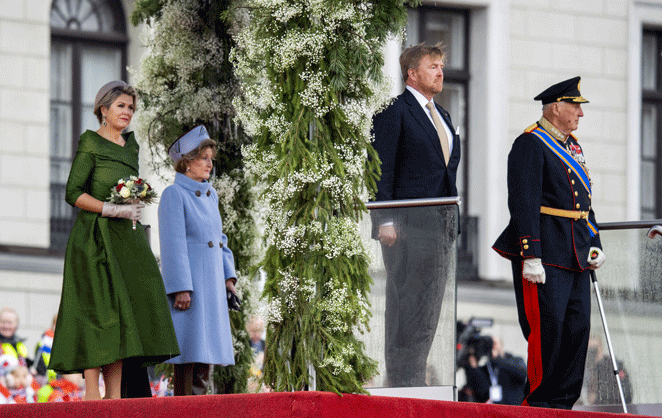 Le roi wilhelm-Alexander et la reine Maxima des Pays-Bas à leur arrivée en Norvège