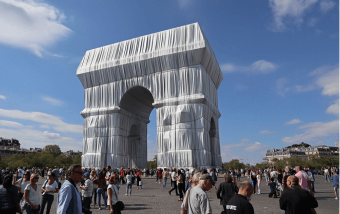 L'Arc de Triomphe emballé par Christo à eu un écho en Belgique