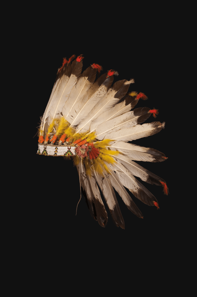 Bonnet de guerre ayant appartenu à Joshua Spotted Owl, Avant 1935 États-Unis, région des Plaines, Dakota du Sud, population lakota, Cuir, tissu, perles de verre, plumes