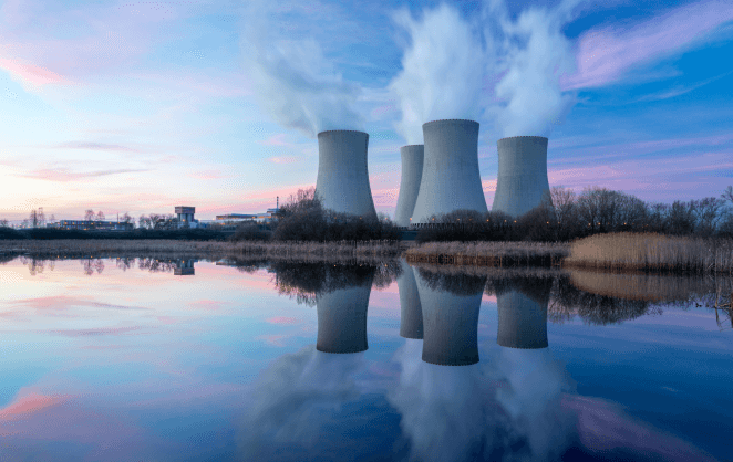 Des cheminées d'une centrale nucléaire