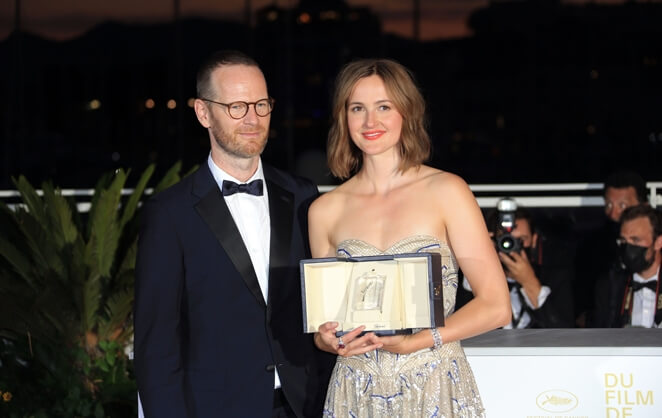 Renate Reinsve (prix de la meilleure actrice) et Joachim Trier au 74e Festival de Cannes