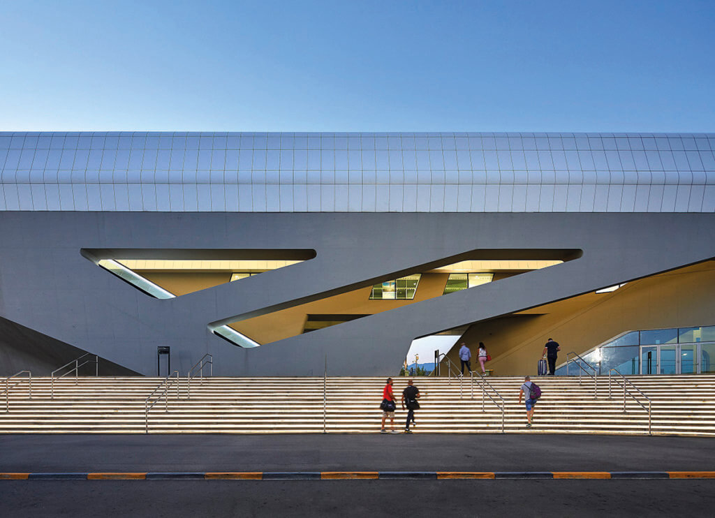 Le bureau de l’architecte Zaha Hadid a imaginé la gare du train rapide près de Naples, en pleine campagne. © DR