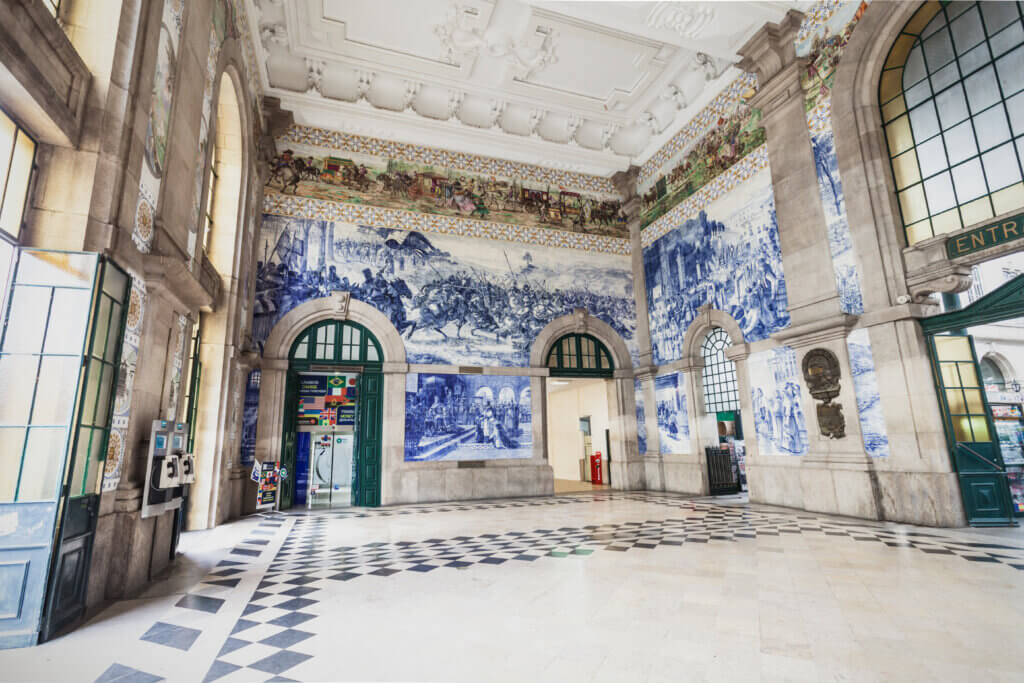 La gare de Porto doit sa célébrité à son décor d’azulejos. © DR