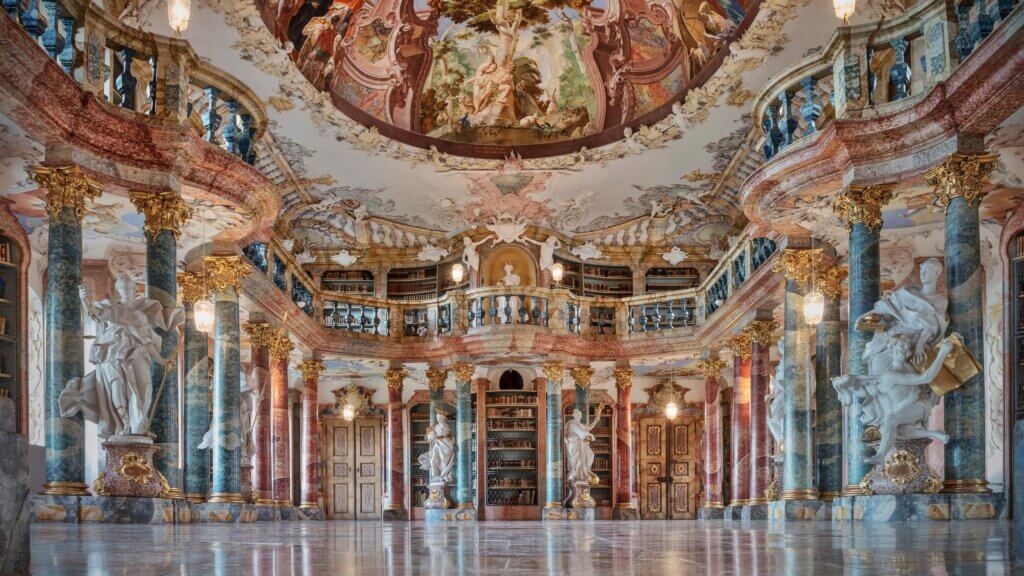 Les tons pastels de la bibliothèque du monastère de Schussenreid, évoquent à merveille le style rococo. © DR
