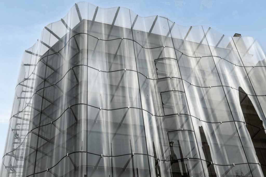 La façade de la rue rivoli habillée d'une vague de verre, œuvre du cabinet d'architecture japonais Sanaa. © JND