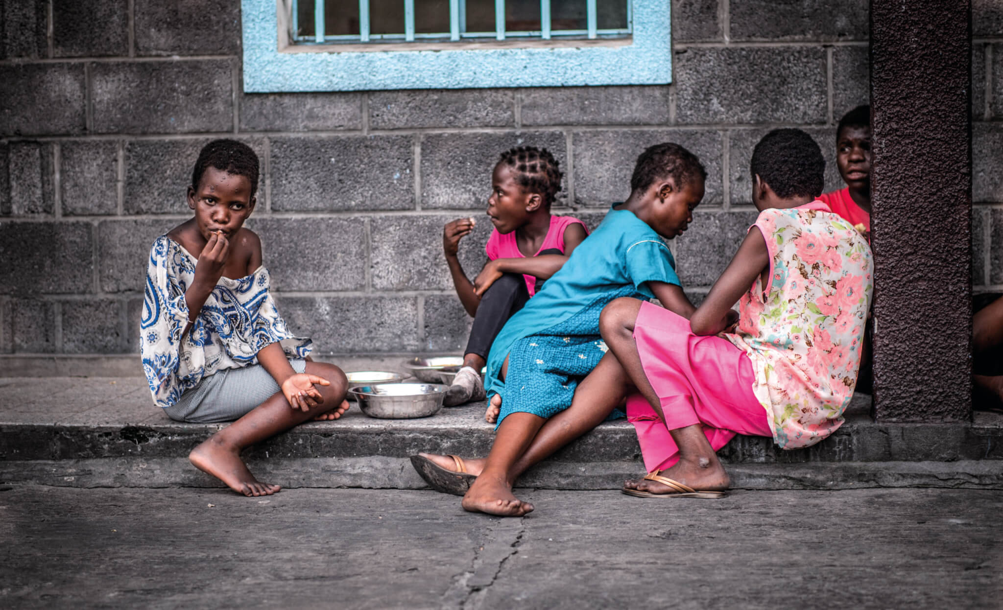Enfants qui mangent en rue RDC